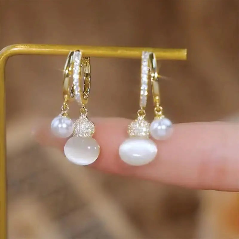 1 Pair of Unique Design, Simple And Elegant, High-Grade Rhinestone Gourd Decorative Earrings