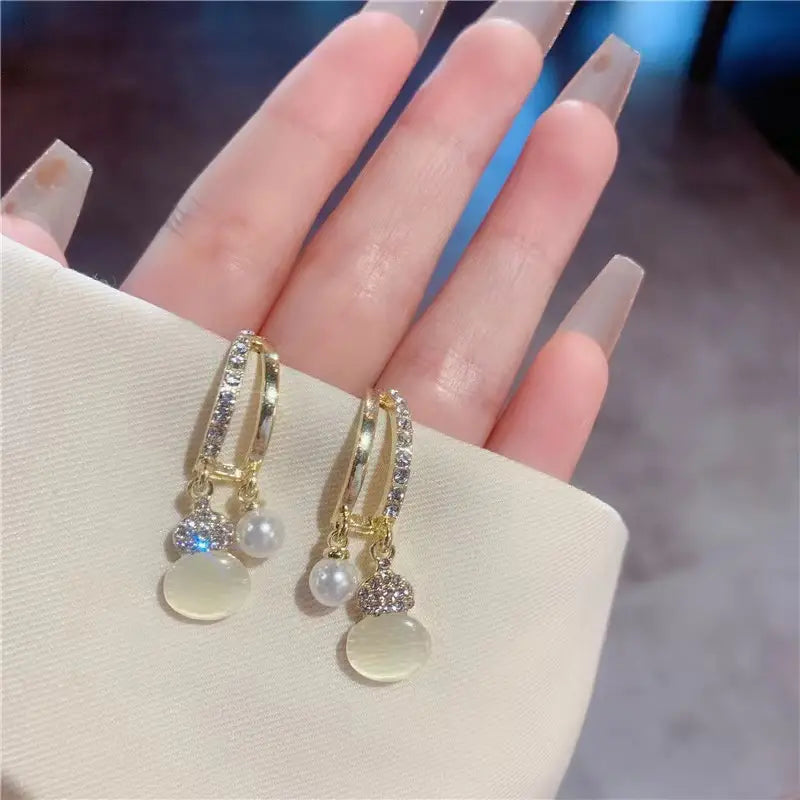 1 Pair of Unique Design, Simple And Elegant, High-Grade Rhinestone Gourd Decorative Earrings