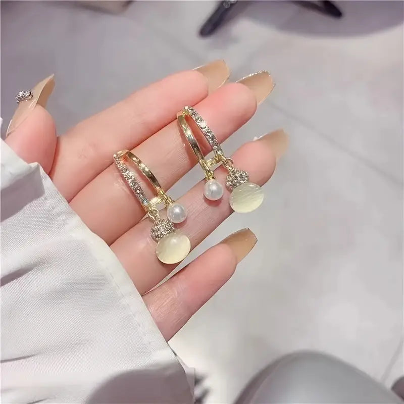 1 Pair of Unique Design, Simple And Elegant, High-Grade Rhinestone Gourd Decorative Earrings